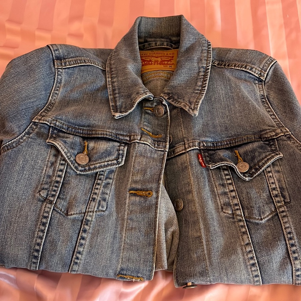 Sold! 💙👖Levi’s | Gorgeous jean jacket!🧥💙 - Picture 9 of 9